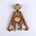 Gelenkige Holzskulptur als Affe im Frontblick mit Holzschwanz und runder Brustplatte