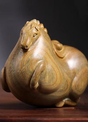 Holzfigur Tang-Pferd, sitzende Hocke-Optik, Seitenansicht, goldbraune Holzoberfläche