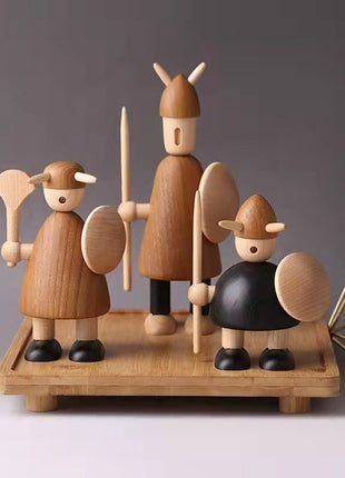 Wikinger-Holzfiguren-Set aus Massivholz mit Speeren, Schilden und Holzsockel
