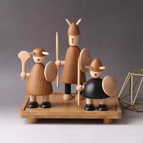 Wikinger-Holzfiguren-Set aus Massivholz mit Speeren, Schilden und Holzsockel