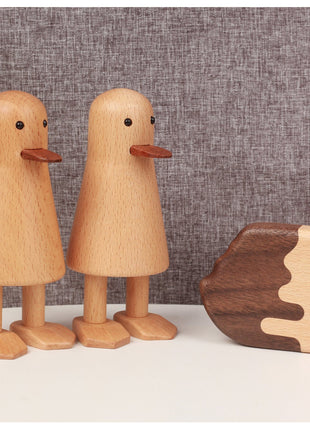 Ente aus Buchenholz, stehende Holzfigur mit Schnabel und kleinen Flügeln