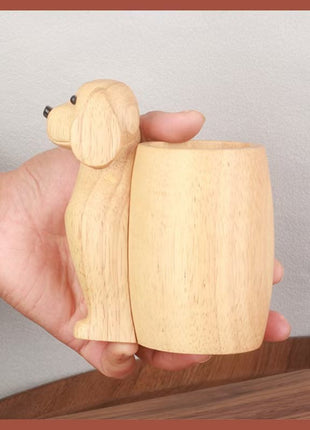 Beiger Hund-Stifthalter aus Massivholz, seitliche Ansicht in der Hand