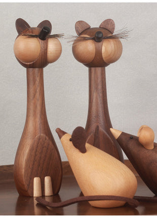 Holzfiguren Katze und Maus auf einer Holzplatte, zwei Katzen und eine Maus