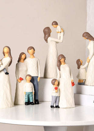 Nordische Familienfigur: Mutter, Vater und Kind, stehende Figuren mit rotem Herzdetail
