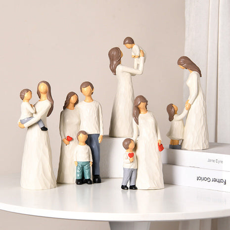 Nordische Familienfigur: Mutter, Vater und Kind, stehende Figuren mit rotem Herzdetail
