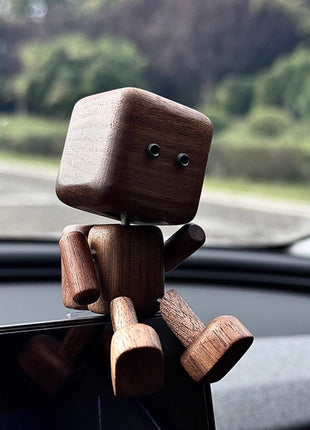 Schwingender Holz-Roboter als Auto-Duftspender, dunkles Holz mit schwarzen Augen