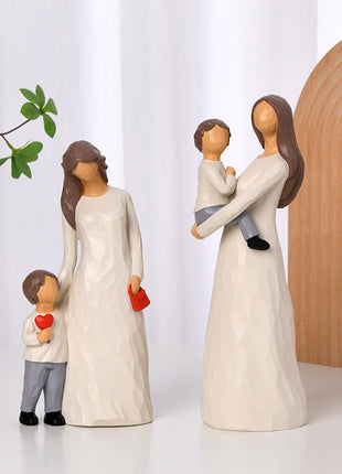 Nordische Familienfigur: Mutter mit Kind und Vater, zwei große Figuren mit rotem Herz-Detail