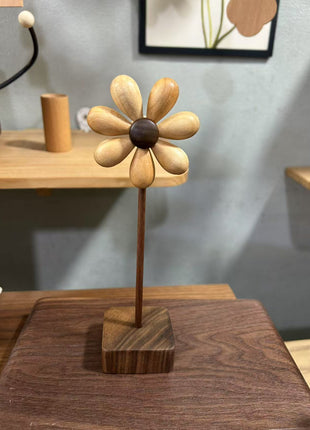 Holzblume mit Holzstab und quadratischem Standfuß, hellgelb mit dunklem Kern