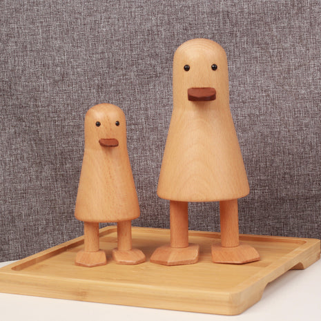 Buchenholz-Entenfigur ohne Hut, zwei Dekoenten auf Holztablett