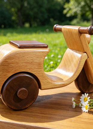 Retro-Motorrad aus Holz auf Sockel, sichtbare Maserung und dunkle Räder