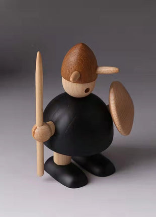 Wikinger-Holzfigur aus Massivholz mit Speer, Rundschild und schwarzer Kleidung
