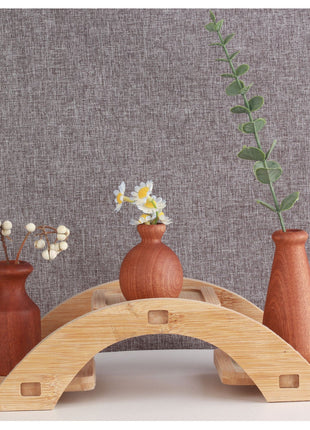 Holzvase-Set mit Pflanzenarrangements, mehrere Vasen in rustikalem Braun, mit Holzsockel