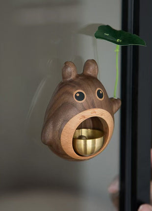 Holz-Türglocke Totoro am Türrahmen, goldenes Glockenbecken und grüner Blatthänger