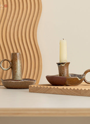 Keramik-Kerzenhalter mit Ofenglasur, Schale mit Stiel und Henkel, auf Holzunterlage