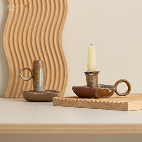 Keramik-Kerzenhalter mit Ofenglasur, Schale mit Stiel und Henkel, auf Holzunterlage