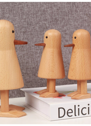 Holz-Ente aus Buche auf Sockel, runde Augen und roter-brauner Schnabel