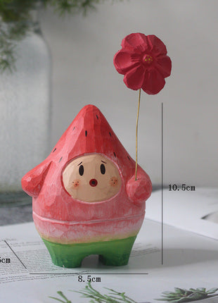 Holzfigur: roter Wassermelonen-Mensch mit roter Blume am Draht