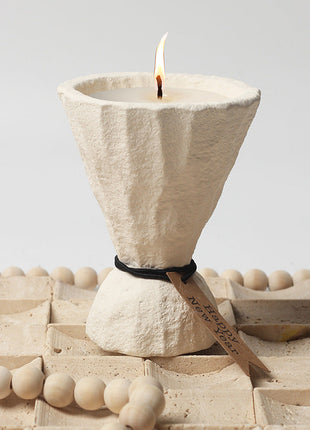 Kerzengefäß in Creme, trichterförmig, mit brennender Kerze und schwarzem Band