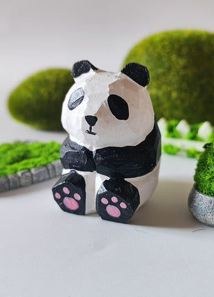 Handgeschnitzte Holzfigur Panda aus Holz, schwarz-weiß, sitzend mit Pfoten
