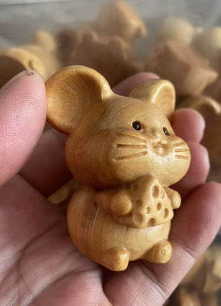 Holzmaus-Glücksfigur aus hellem Holz, seitliche Ansicht mit Käse
