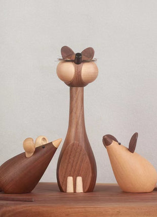 Holzfigur-Set aus Katze und Maus: drei Tiere auf einer Holzplatte