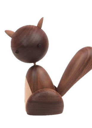 Holzfigur Eichhörnchen aus dunklem Holz mit hellem Bauch, Schwanz nach oben, Vorderansicht