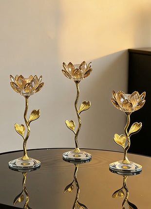 Drei Kerzenhalter mit champagnerfarbenen Kristall-Lotus-Schalen und goldfarbenen Stielen