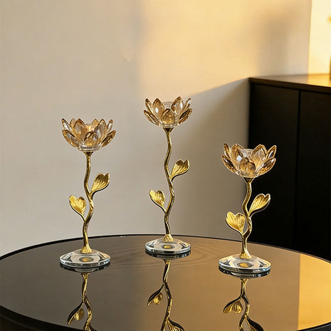 Drei Kerzenhalter mit champagnerfarbenen Kristall-Lotus-Schalen und goldfarbenen Stielen