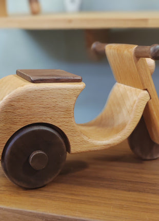 Retro-Motorrad aus Holz mit Speichenrädern, natürlicher Maserung und dunklen Akzenten