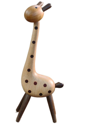 Giraffenfigur aus Holz, seitliche Ansicht, braune Punkte und dunkle Beine