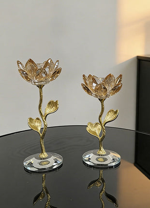 Zwei Kerzenhalter mit champagnerfarbenen Kristall-Lotus-Schalen auf rundem Sockel