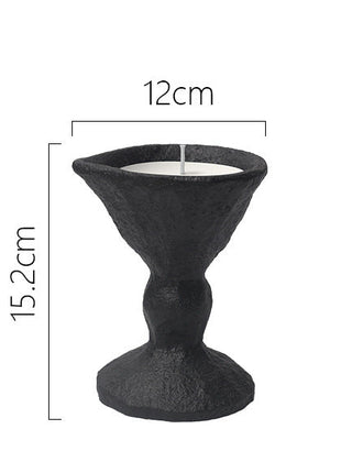 Schwarzes Kerzengefäß in Sanduhr-Form mit stehender Kerze
