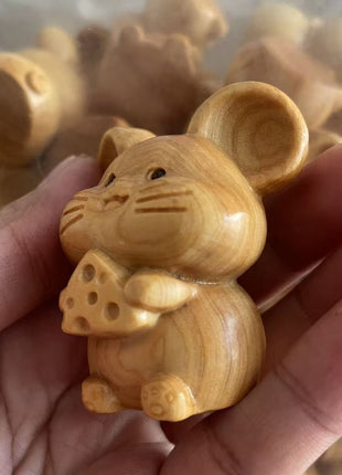 Holzmaus-Glücksfigur aus hellem Holz mit Käse, rund geschnitzt