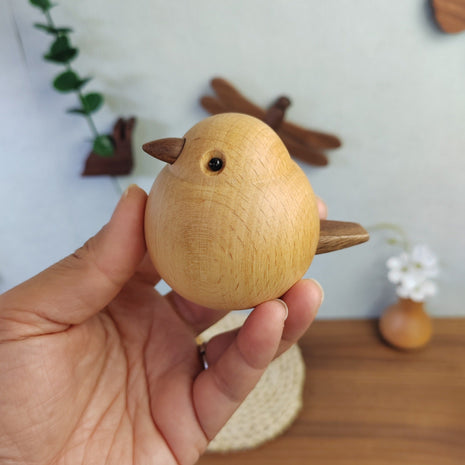 In Hand gehaltene Holz-Spatzfigur aus hellem Buchenholz mit seitlichem Flügel