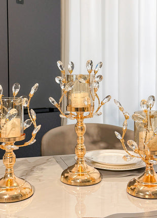 Drei goldene Glas-Kerzenhalter mit Kristallornamenten, mittleres Exemplar im Fokus