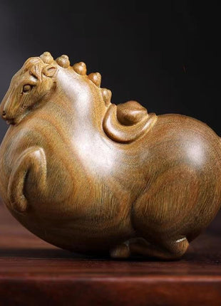 Holzfigur Tang-Pferd, halbseitige Ansicht, nach oben blickender Kopf, goldbraune Holzoptik