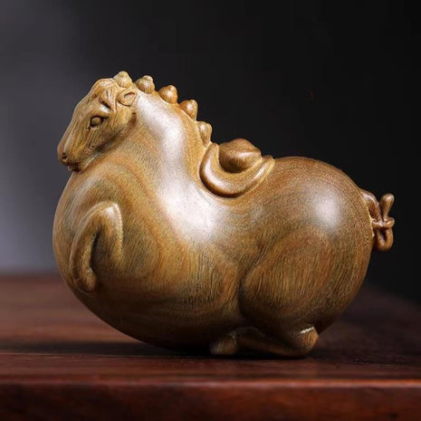 Holzfigur Tang-Pferd, halbseitige Ansicht, nach oben blickender Kopf, goldbraune Holzoptik