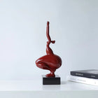 Yoga-Mädchen-Skulptur weinrot glänzend auf schwarzem Sockel, aufgerichtete Haltung