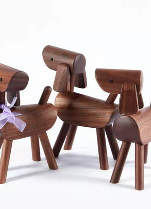 Holzfigur Hunde aus warmbraunem Holz, zwei sitzende Tiere, eine mit Schleife am Hals