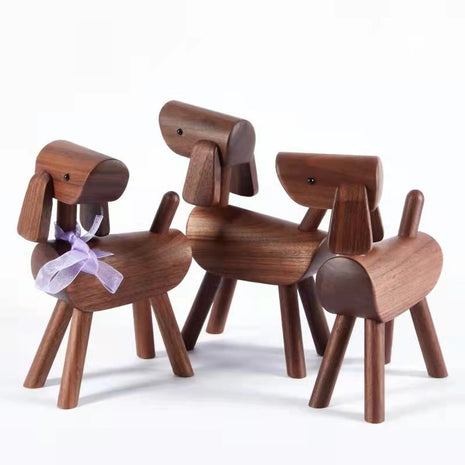 Holzfigur Hunde aus warmbraunem Holz, zwei sitzende Tiere, eine mit Schleife am Hals