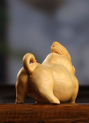 Wildschwein-Holzskulptur, Rückenansicht in Drehung, hochgestellte Kruppe, geschwungener Schwanz