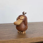 Psyduck-Holzfigur aus Massivholz, seitliches Profil, braunes Holz, heller Schnabel, aufrecht