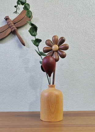 Kleine Holzvase aus Buche mit Trockenblumen- und Beeren-Deko, bauchige Form