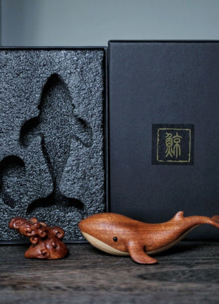 Wal-Holzskulptur mit Magnetfunktion neben Schmuck-Set in Boxen, braune Wenge-Optik