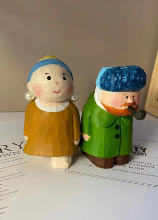 Handgeschnitzte Holzkunstfiguren: Mädchen mit Perlenohrring und Mann im grünen Mantel
