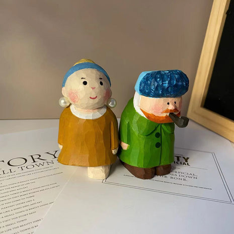 Handgeschnitzte Holzkunstfiguren: Mädchen mit Perlenohrring und Mann im grünen Mantel