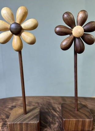 Zwei Holzblumen-Dekorationen aus Holz mit Blütenblättern auf quadratischem Holzsockel
