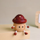 Kleiner Holz-Deko-Pilz mit Hut und Smiley-Augen, Aufbewahrungsbox auf Pappunterlage