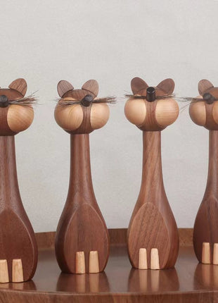 Holzfiguren Katze aus Holz, vier stehende Figuren mit Fliege
