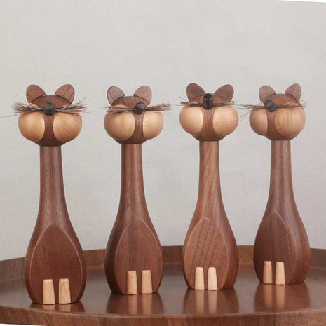 Holzfiguren Katze aus Holz, vier stehende Figuren mit Fliege